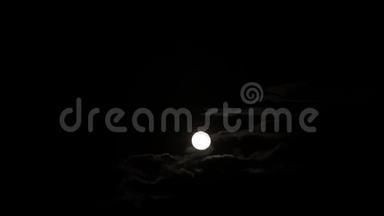 夜空中的满月，明亮的月亮，夜空，在夜空中的云的运动背景下，